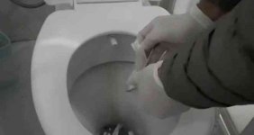 Öğrencileri zehirleyen uyuşturucular klozetten çıktı