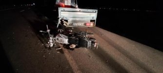 Emniyet şeridindeki kamyonete çarpan motosikletli öldü